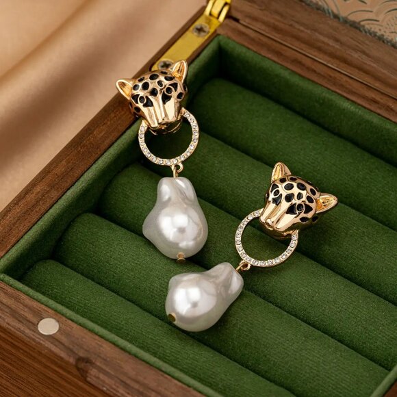 NEW! ELEGANT Leopard HEAD STUD PEARL DROP EARRING - Picture 1 of 7